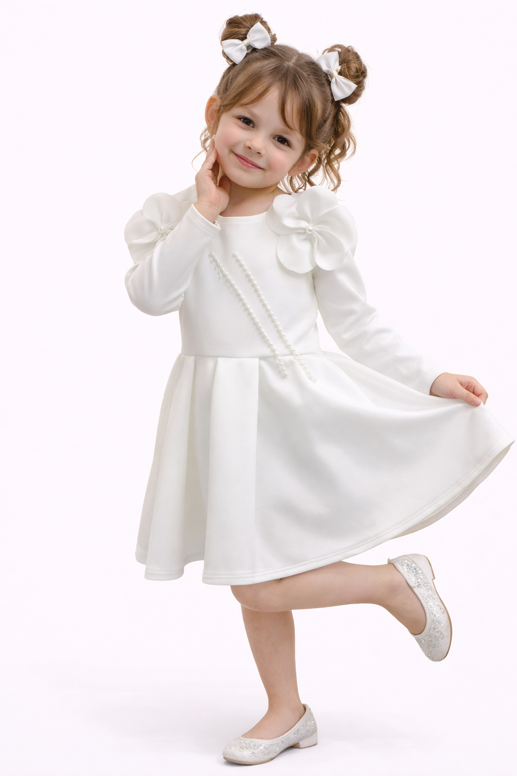 Елегантна детска рокля в бяло с перли и 3D цветя