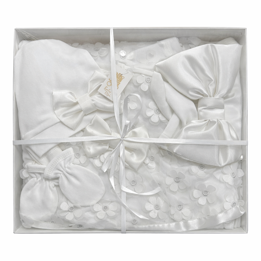 Бебешки комплект за момиче – елегантен подаръчен сет